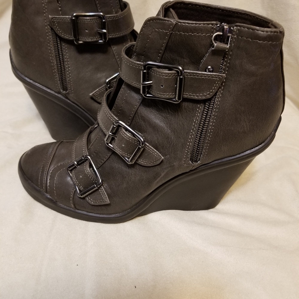 Boots - Picture 3 of 5